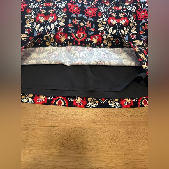 LOFT NWOT Floral Corduroy Mini Skirt Size 4 – Black Red Christmas/Winter Print - Picture 5 of 7